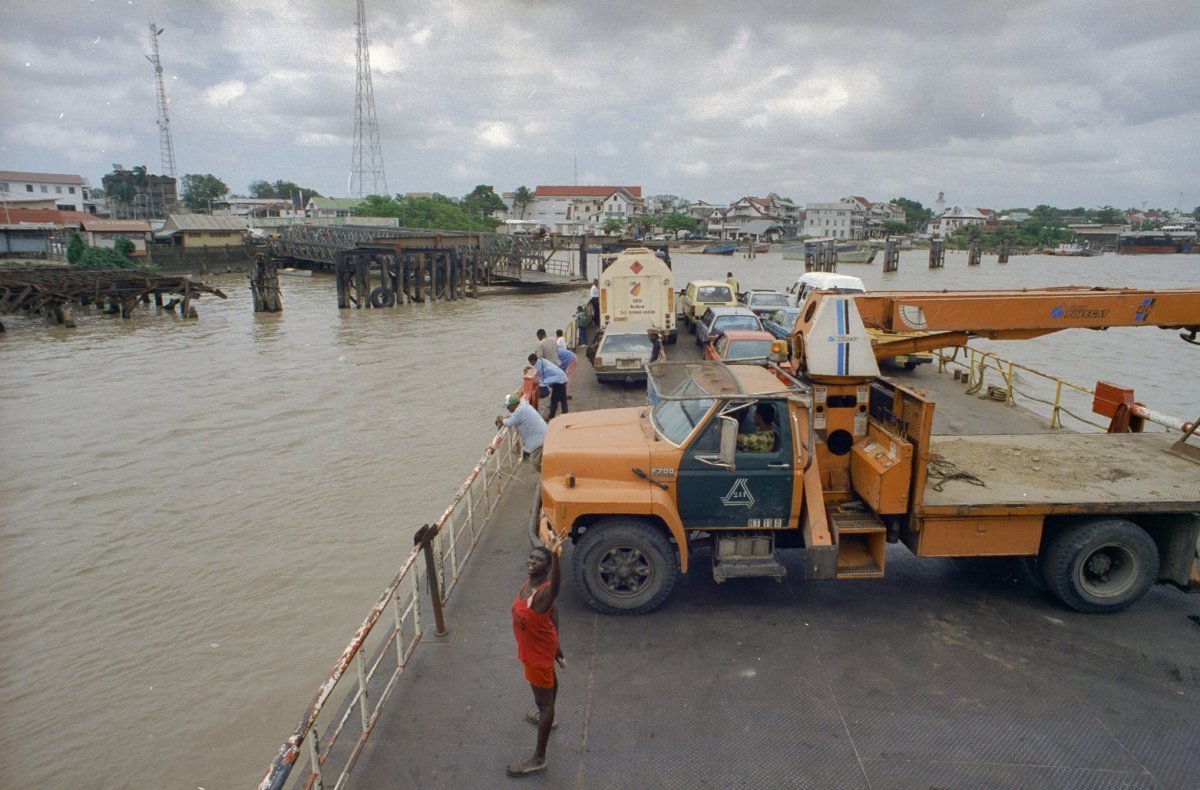 Nederlands: Koloniale geschiedenis/ Veerpont: Zicht op veerboot tussen Paramaribo en Meerzorg v.v. (opmerking: Suriname reis Loek Tangel)