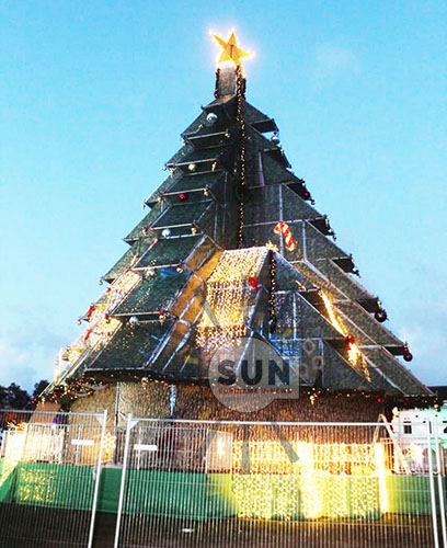 De reuze kerstboom op het Onafhankelijkheidsplein De reuze kerstboom op het Onafhankelijkheidsplein