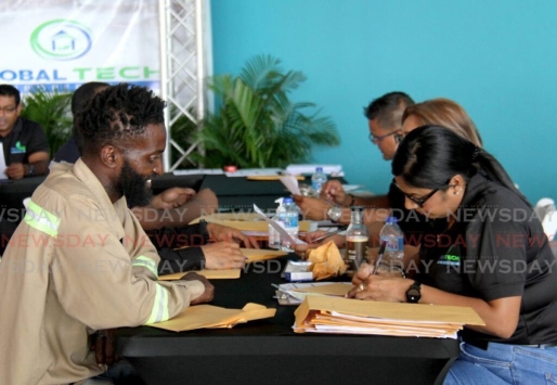 Ambtenaren van Global Tech helpen sollicitanten bij het invullen van formulieren tijdens hun banenbeurs in het C3 Center, San Fernando. De beurs is gericht op individuen die werk zoeken op de Guyaanse markt. -AYANNA KINSALE Ambtenaren van Global Tech helpen sollicitanten bij het invullen van formulieren tijdens hun banenbeurs in het C3 Center, San Fernando. De beurs is gericht op individuen die werk zoeken op de Guyaanse markt. -AYANNA KINSALE