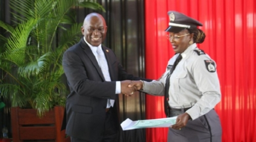 Een breed lachende minister Amoksi feliciteert een van de vrouwelijke politiefunctionarissen met haar bevordering. Foto: Juspol Een breed lachende minister Amoksi feliciteert een van de vrouwelijke politiefunctionarissen met haar bevordering. Foto: Juspol