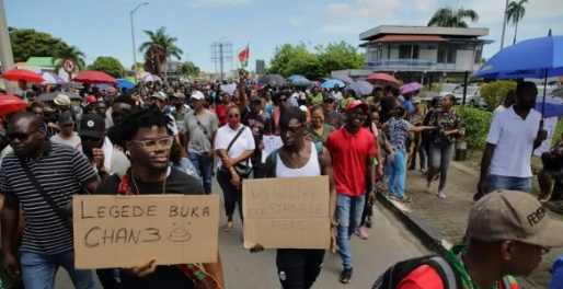 In Suriname zijn voor de derde dag mensen gaan protesteren tegen de regering van Santokhi.Beeld ANP In Suriname zijn voor de derde dag mensen gaan protesteren tegen de regering van Santokhi.Beeld ANP